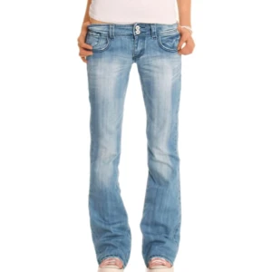 Blå bootcut jeans - (Köpta för 700kr) Köpte de här jättesnygga och super eftertraktade jeansen från be styled helt i nyskick💕de var tyvärr lite för stora i midjan, skulle säga w27 l32 midjemått cm 38 innerbenslängd cirka 80