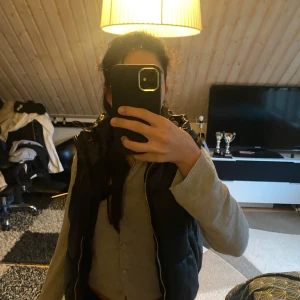 Svart dunväst från Bershka - Snygg svart dunväst från Bershka med dragkedja. Perfekt för lager-på-lager under kyliga dagar. Västen har en stilren design och är lätt att matcha med olika outfits.