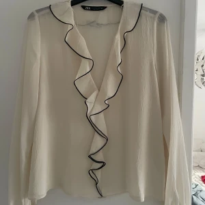 Snygg blus från zara!! - Säljer denna as snygga blusen från zara då den inte kommer till användning, har bara använt den en gång!! 💞💞