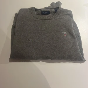 Grå tröja från GANT - En fett tröja direkt från gant. Riktigt skön och otroligt prisvärt. Den har används runt 10 gånger. För mig va den lite för liten. Hör av er vid intresse👍