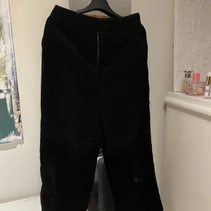 Svarta manchesterbyxor från Uniqlo - Snygga svarta manchesterbyxor från Uniqlo. Storlek W27. De är raka i modellen och skulle säga en medel/hög midja. 