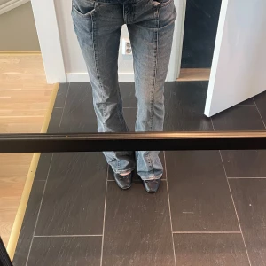 Lågmidjade nästintill oanvända jeans💗 - Lågmidjade jeans från weekday i storlek 29. Passar mig som är 1,70. Nästintill oanvända så som i nyskick💗