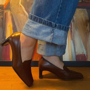 Bruna klackskor i skinn - Säljer ett par eleganta bruna klackskor i skinn. De har en klassisk design med spetsig tå och en bekväm klack. Perfekta för både vardag och festliga tillfällen. Skorna är i bra skick och redo att användas!