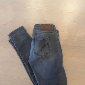Dondup Jeans grå - Nu säljer vi ett par nästan helt nya DonDup jeans för endast 900kr  Skick 10/10  Skulle passa perfekt för dig som är runt 178cm  Om ni bra några funderingar är det bara att höra av sig 