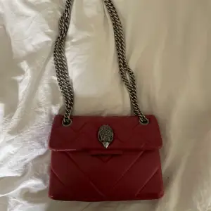 En superfin röd Kurt geiger väska som är köpt för 2 195kr men säljer för 1000kr 💞 passar perfekt nu till hösten och är i superbra skick bortsett från lite sliten vid hörnen på väskan vilket man inte ser, kom privat för fler bilder, frågor osv 💓