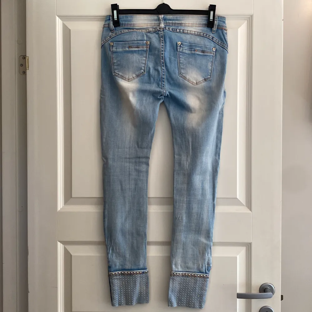 Använda i gott skick fattas lite strass stenar på fickorna och längst ner på ben slutet stretch . Jeans & Byxor.