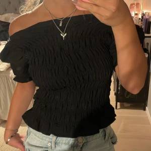 Festlig top - Såååå snygg tröja i jätte bra skick! Går att styla om lite som man vill. 🙏🏼🥹