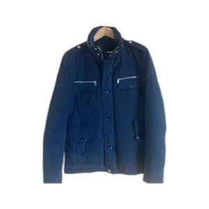 Fieldjacket - Säljer denna feta fieldjacket från riley (har en liknande inne i samma storlek i nyskick). Helt okej skick, lite smutsig på nedre kanten men det lär lätt gå bort med en tvätt. Storlek 52 motsvarar M/L. Kom privat för frågor😀
