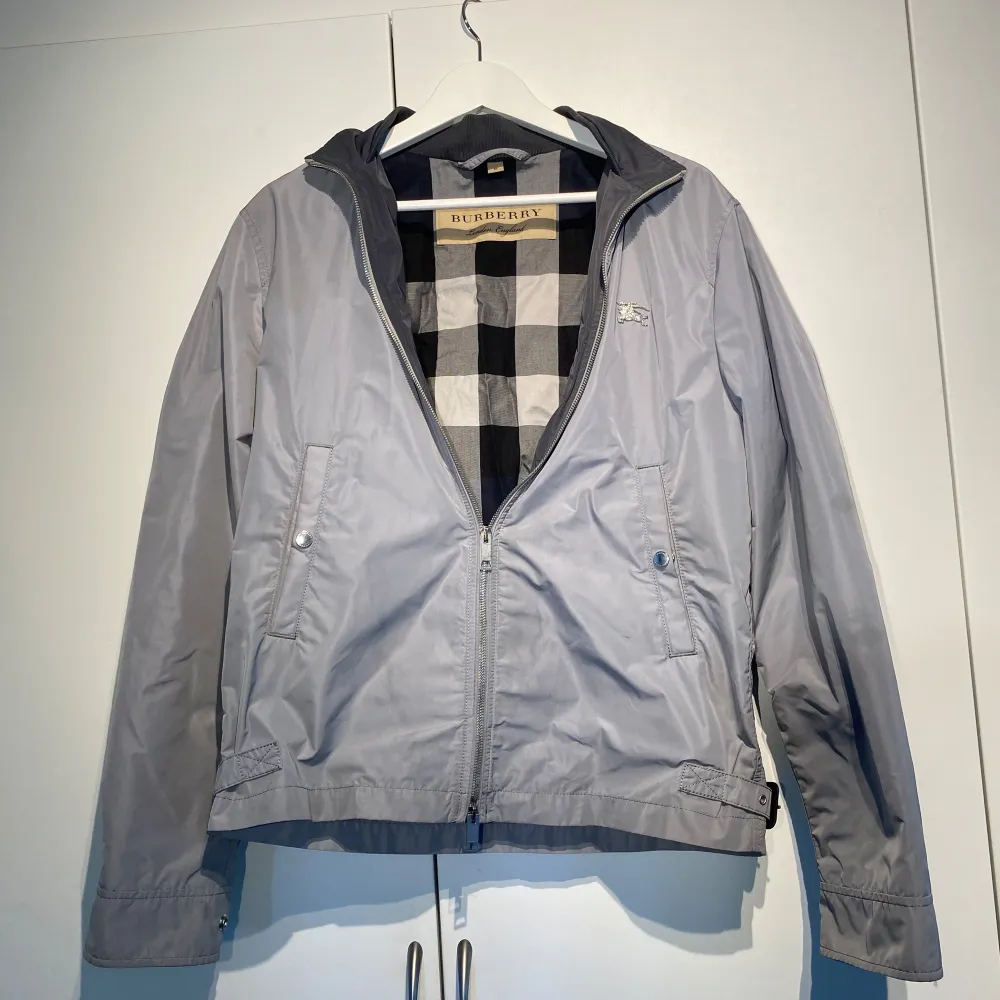 Burberry Field jacket i ljusgrå färg. Storlek 48=Medium. Klassiska märket som brosh på bröstet. Enormt kvalitativ & lyxig. Praktisk & bekväm. Nypris idag 15.000kr. Välanvänd men i fint skick utan skador. Pris kan diskuteras. Hör av er vid intresse! . Jackor.