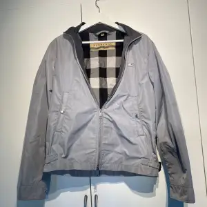 Burberry Field jacket i ljusgrå färg. Storlek 48=Medium. Klassiska märket som brosh på bröstet. Enormt kvalitativ & lyxig. Praktisk & bekväm. Nypris idag 15.000kr. Välanvänd men i fint skick utan skador. Pris kan diskuteras. Hör av er vid intresse! 