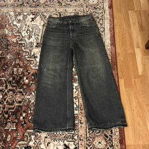Hope wide leg jeans - Säljer dem här as feta Hope jeansen pga brist på använding. Dem är i princip i nyskick. Uppsydda typ 1 cm. Pris inte hugget i sten