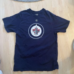 Nhl tröja  - Vet inte direkt mycket om hockey men e ritkigt snygg och skönt material och rekommenderar stark att lägga in till garderoben 