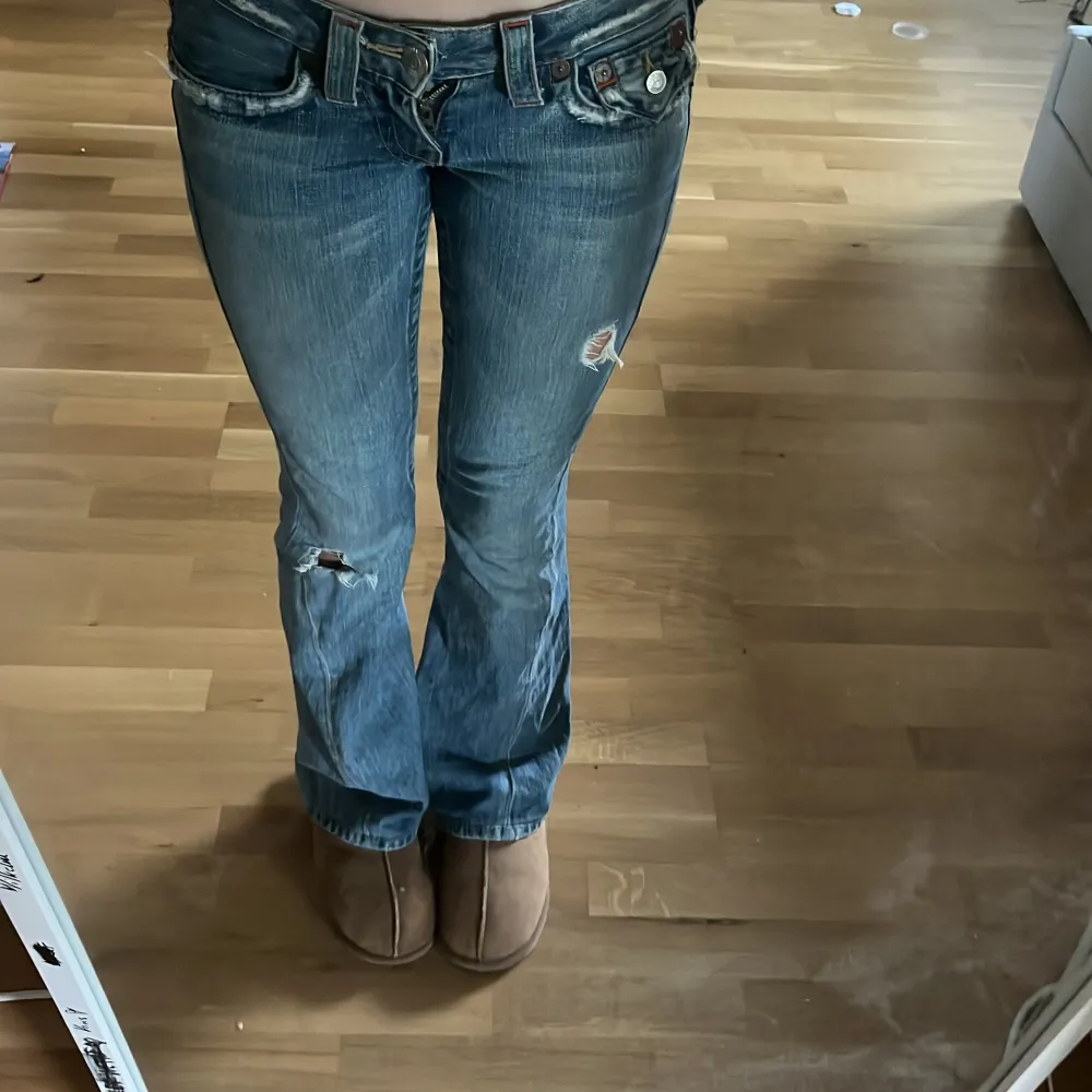 blå true religion jeans som är lågmidjad och bootcut, säljer för att de är för små!💞(kom privat för fler bilder eller frågor☺️🙏). Jeans & Byxor.