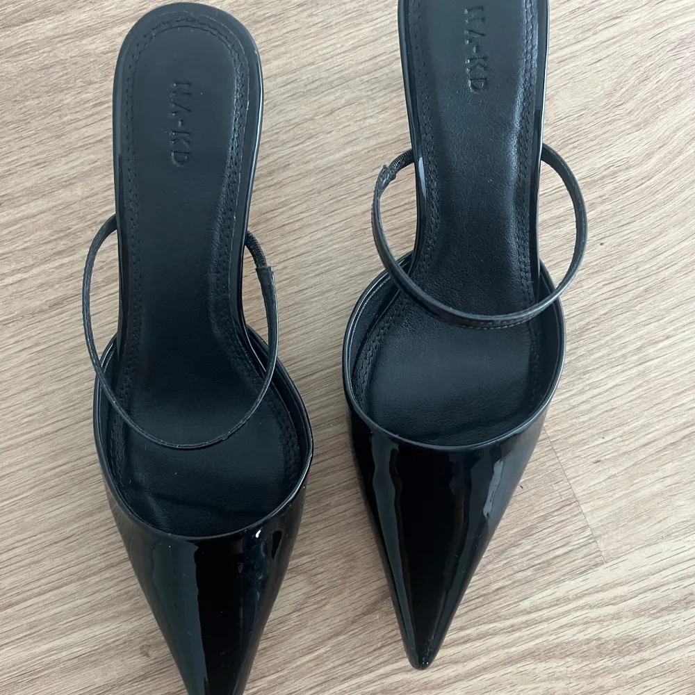 Säljer ett par svarta kitten heels från NAKD. De är supersnygga och passar till det mesta men har tyvärr aldrig kommit till användning 🤍Storlek: 38, klackhöjd: runt 6 cm . Skor.