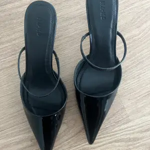 Säljer ett par svarta kitten heels från NAKD. De är supersnygga och passar till det mesta men har tyvärr aldrig kommit till användning 🤍Storlek: 38, klackhöjd: runt 6 cm 