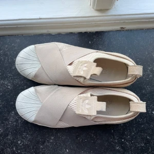 Adidasskor - Sparsamt använda Adidasskor i storlek 36 2/3🌺
