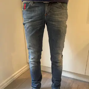 Säljer nu dessa snygga jeans från Gucci! Modellen på bilden är 187 och väger 71. Trasig gylf men går att fixa hos skräddare 