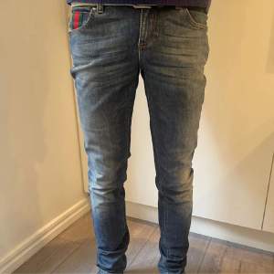 Säljer nu dessa snygga jeans från Gucci! Modellen på bilden är 187 och väger 71. 