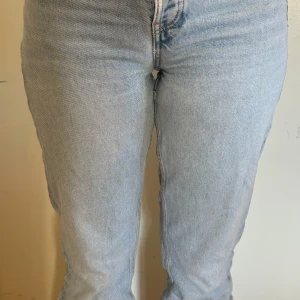 Jeans - Blåa raka jeans med medelhög midja