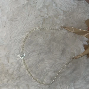 Lyxig och vintage halsband  - Väldig elegant och vintage modell halsband, egendesignad och unik  Man kan justera själv hur man vill ha den.