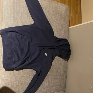 Nike hoodie navy - Storlek S Nypris 749kr på nikes hemsida Jag köpte begagnad, men den är fortfarande i väldigt bra skick. Skriv till mig om ni vill ha fler bilder.