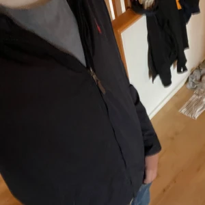 Polo Ralph lauren Jacka  - Den är använd men inga skador på jackan.
