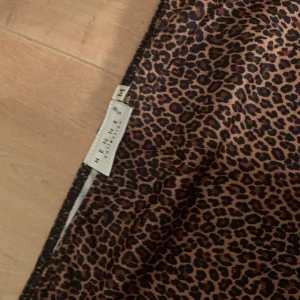 Leopard kjol/klänning - Jätte snygg kjol ifrån Hennes collection. Storlek M men passar både S och större storlekar då materialet är stretch. Kan även användas som klänning. Ny skick och endast använd 2 gånger