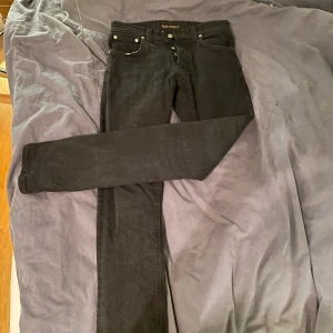 Nudie jeans W30 L32 - Tjena! Säljer ett par svarta nudie jeans i storlek W30 L32. Skicka 7/10 Hör av dig vid fler frågor eller funderingar!🙌