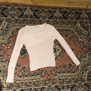 Rosa Stickad Tröja  - Köpt från Sellpy använd kanske 3 gånger, men säljer den för att den är alldeles för stor. Den är väldigt Stretchig så passar nog till och med storlekar över M.