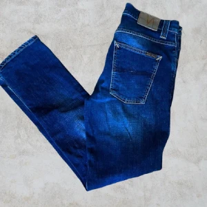 Nudie jeans nypris 1800 - Säljer ett par feta nudie jeans blåa  Skick 10/10 bara använt 1 gång  Kan gå ner vid snabbäffer  Skirv vid frågor eller intresse 