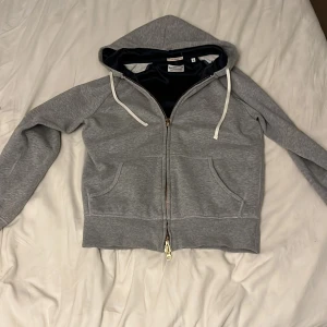 Hoodie - Stilren grå hoodie med märket gant storlek s💯🔥🙌passar till allt