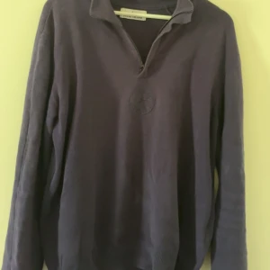 Halv zip Stone island - Halv zip Stone island tröja. I storleken L. Färg på tröjan är mörk lila. Nypriset på tröjan när jag köpte den låg på 3.000kr. 