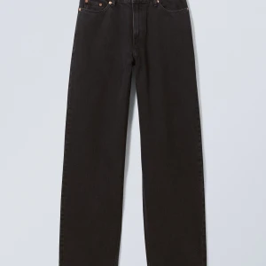 Loose fit jeans - Svarta jeans med lös passform. Dom är oanvända men uppsydda. Pris kan diskuteras 💞 