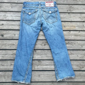 TRUEYS fett stitching  - Lite osäker på hur villig jag är att sälja dem där med det höga ish priset. annars är dem tvär snygga trueys med galen stitching. Är villig att diskutera pris och är öppen till trades