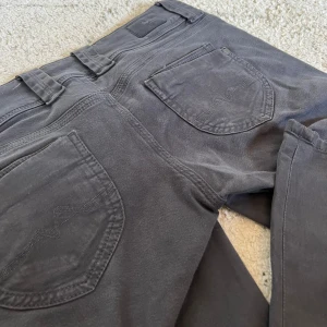 Svarta byxor med låg midja - Säljer ett par lågmidjade pepe jeans då dom inte kommer till användning, storlek w10 men passar en storlek S. Jeansen är i bra skick men dragkedjan är sönder men går att sätta tillbaka så inget som syns utanpå