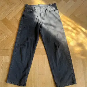 Säljer ett par grå jeans från Sweet Sktbs i storlek XS. De har en klassisk femficksdesign och är tillverkade i Turkiet. Perfekta för en avslappnad stil med en baggy passform.