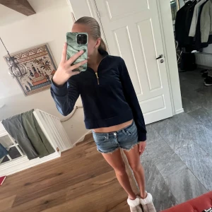 Juicy couture tröja - Säljer denna mörkblåa juicy couture sport tröjan, den är storlek S och är nästan oanvänd. Köpt på TJ MAX i London!💓💓  Skriv för fler bilder eller frågor!💗