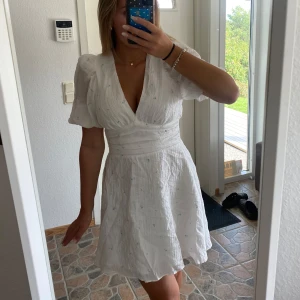 Klänning  - Jättefin klänning, lappen kvar, nypris 500