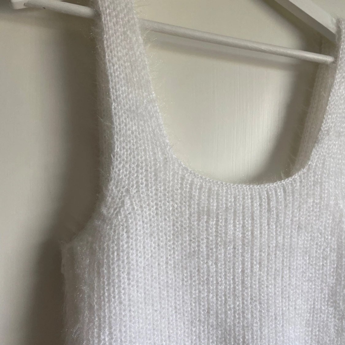 Vit stickad linnetopp - 90