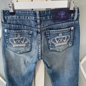 Victoria Beckham jeans 😍 - Älskar dom men de är tyvärr för små😢  Midjemåttet rakt över -34cm Innerbenslängd - 73 cm 💕💕 Modellen är low bootcut 