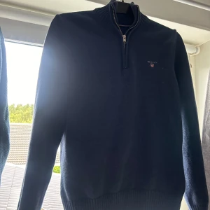 Gant halv zip - Gant half zip i fint skick använd ett fåtal gånger 9/10  nypris 1500 mitt pris 700 skriv vid fler frågor 