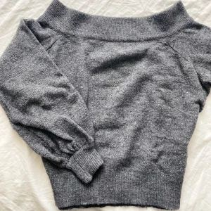Off shoulder tröja - Jätte mysig stickad off shoulder tröja ifrån H&M. Elastisk runt axlarna, midjan o muddarna vilket gör att den sitter på plats ordentligt. Väldigt tjockt material som håller en varm så perfekt till vintern.