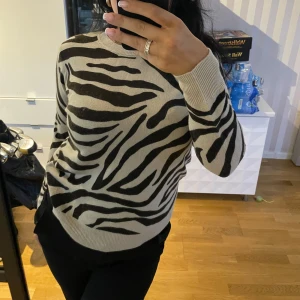 Stickad tröja - Säljer nu denna super fina tunna stickade tröja med zebra mönster. Tvekar inte på att höra av dig om intresse finns🩷