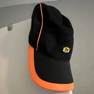 TN Keps - Fräsch orange TN Nike keps Utan fläckar och rökfri I bild 2 så ser man blixtens reflektion I bild 3 så ser man baksidan av kepsen