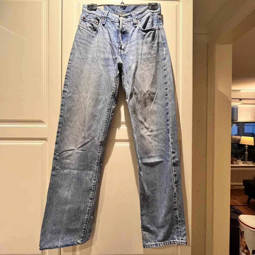 Säljer ett par Levis jeans 501 Har en liten slitning i grenen men är inte dirket synlig Är i fint skick Storlek 24x32 Nu pris 1200kr Pris kan diskuteras . Jeans & Byxor.