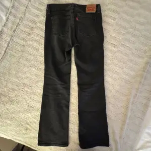 Riktigt snygga superlow boot Levis jeans i strl W27 L30!! (Dom är i nyskick och använda fåtal gånger)💕