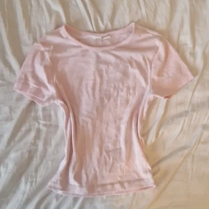Rosa tröja - Baby tee tröja i ljus rosa 