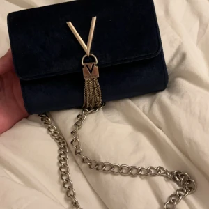 Axelremsväska - Valentino - Använd några gånger, väldigt bra kvalite 