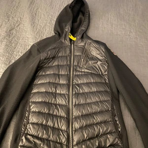 Parajumper jacka - Storlek S. Bra skick. Möts i Tyresö.