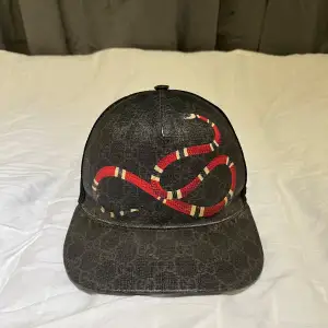 Säljer min Gucci Snake Keps, Storlek S/M (M) för endast 999 kr! Hör av dig vid frågor eller funderingar 